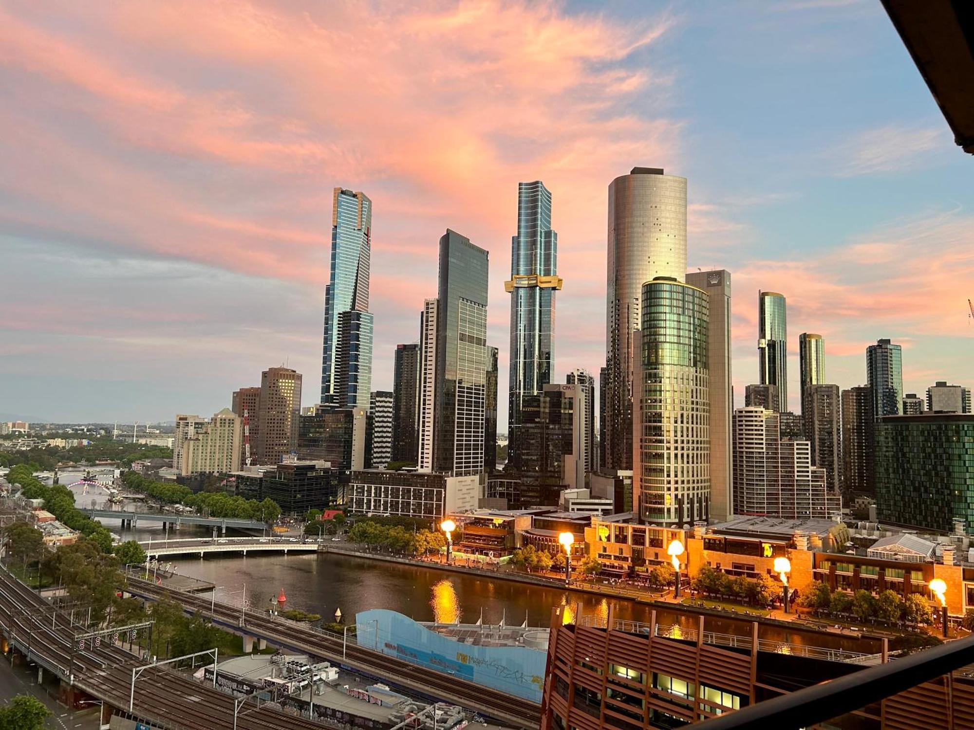 Aura2107, 2 Bedroom Apartment With Balcony, Stunning Yarra River And City Views Melbourne Exterior foto
